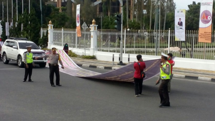 Datang ke Riau, Jaksa Agung Disambut Demo