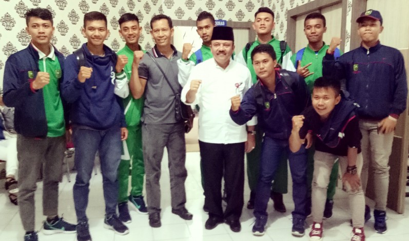 Dispora Riau Serahkan Bonus Atlet Berprestasi di Popwil dan Pospenas