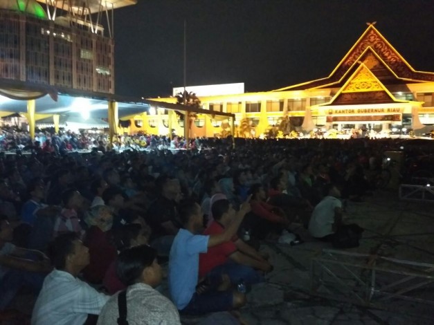 Ribuan Warga Padati Nobar di Kantor Gubernur Riau