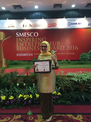 Menginsiprasi Wanita Kreatif, Irma Rachman Raih Inspiring Entreprenuer Business Award 2016