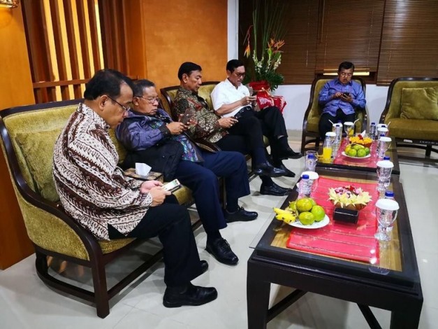Foto Wapres JK dan Menteri Main HP Jadi Perbincangan Netizen