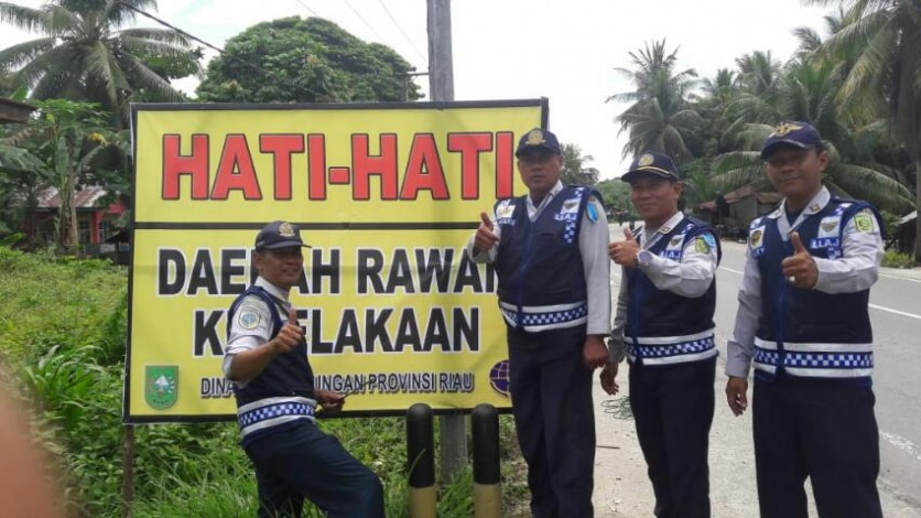 Jelang Natal dan Tahun Baru, Dishub Riau Pasang Rambu Rawan Kecelakaan 