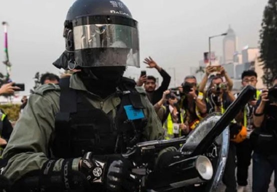 Bela Uighur, Ribuan Pengunjuk Rasa Hong Kong Bentrok Dengan Polisi