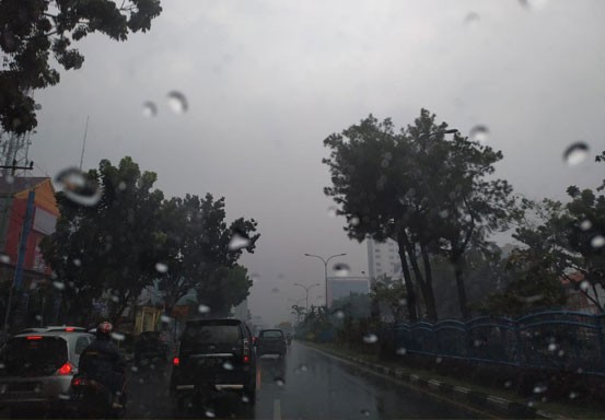 Cuaca Awal Pekan di Riau, Hujan Disertai Petir dan Angin Kencang