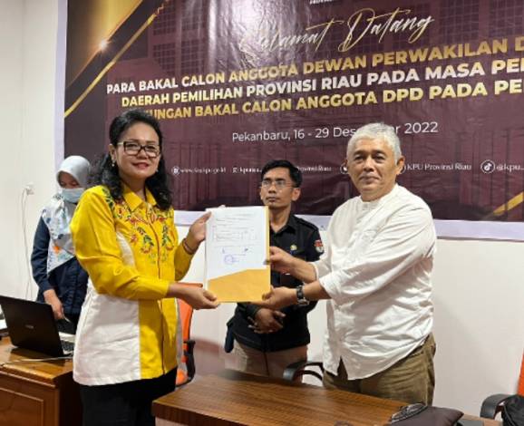 Anggota DPRD Riau Lampita Pakpahan Jadi Balon DPD RI Pertama Serahkan Berkas ke KPU