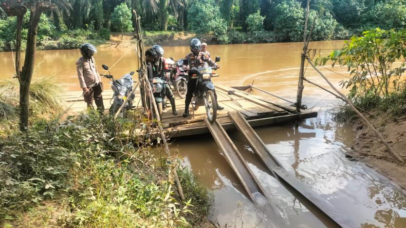 Seberangi Sungai, Polsek Tambusai Polres Rohul Ajak Warga Dusun Selewek Sukseskan Pemilu 2024