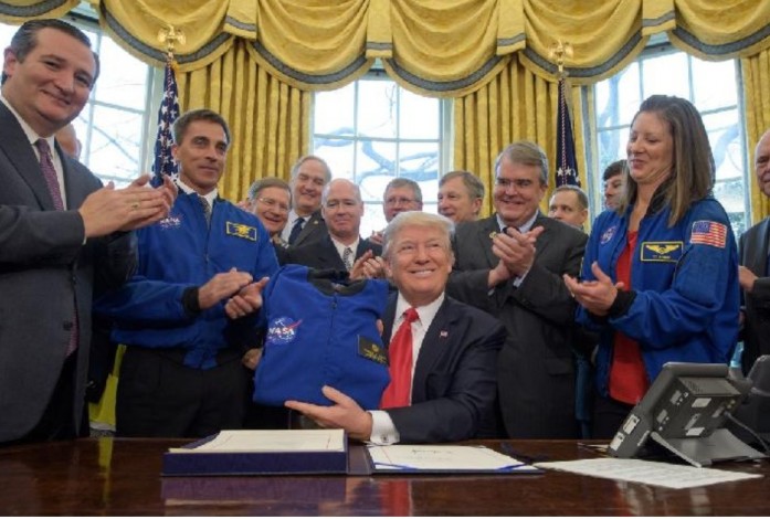 Trump Minta NASA Daratkan Manusia ke Mars Selama Masa Jabatannya