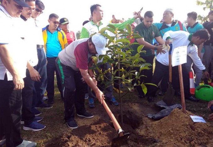 Jelang Masa Jabatan Berakhir, Wan Thamrin Tanam Ratusan Bunga di Komplek Gubernuran Riau