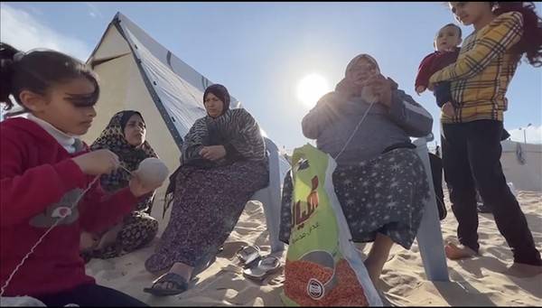 Agar Tak Kedinginan, Nenek di Gaza Rajut Topi dari Wol Usang untuk Cucu