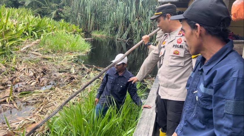 Rendam Rumah Warga hingga Pemindahan TPS Akibat Banjir, Polsek Siak Kecil Bersihkan Kanal Sungai Linau