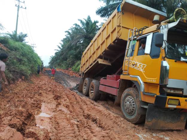 Rusak Parah Akibat Intensitas Hujan Tinggi, PTPN IV PalmCo Regional 3 Bantu Perbaiki Jalan Utama Penghubung Tiga Desa di Rohil