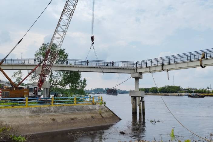Pasca Ditabrak Kapal Mini Tanker, Tiang Jembatan Kaca Skywalk Siak Mulai Diperbaiki