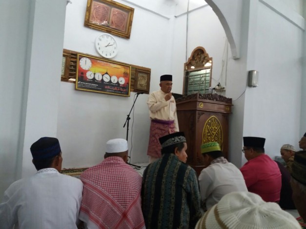 Safari Jumatan di Meranti Pandak,  Gubri Serahkan Bantuan Rp25 Juta di Masjid Al Mukminin