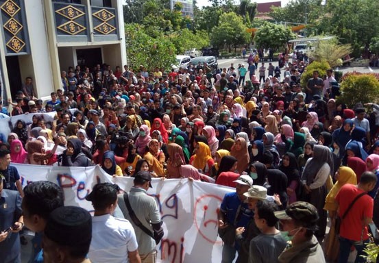 Ratusan Pedagang TPS STC Demo ke DPRD Kota Pekanbaru