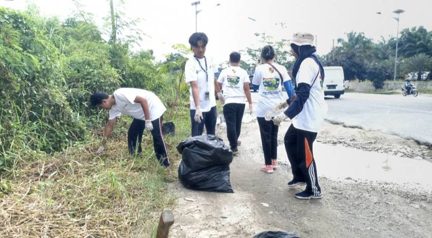 Jaga Lingkungan, Paguyuban KSE Unri bersama DLHK Pungut Sampah dan Tanam Pohon Serentak