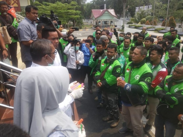 DPRD Riau Bagi-bagikan Hand Sanitizer ke Ojek Online