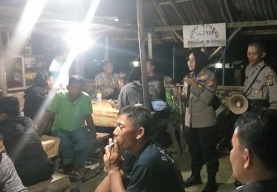 Polisi Bubarkan Warga yang Ngumpul Main Domino di Warung