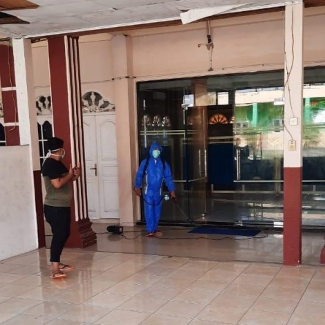 Anggota DPRD Pekanbaru Kembali Semprot Disinfektan di Masjid