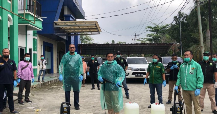 DPW PKB Riau Semprot Disinfektan Fasilitas Umum dan Rumah Ibadah