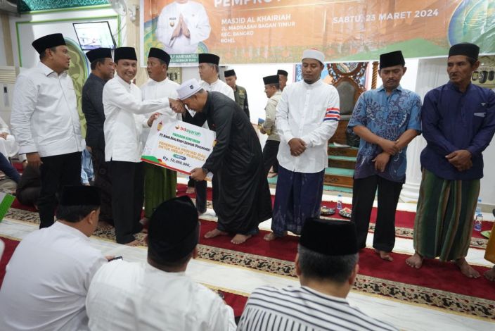 Balik Kampung, Pj Sekda Riau Serahkan Bantuan saat Safari Ramadan di Rohil 