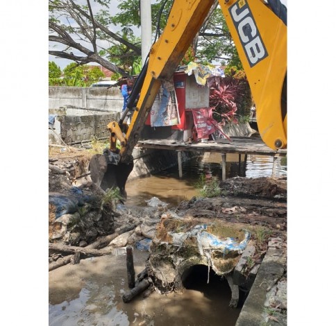 PUPR Pekanbaru Bersihkan Saluran Air di Sepanjang Arifin Achmad