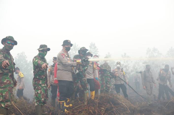 Pastikan Karhutla Padam di Dumai, Kapolda Riau Terjun Langsung ke Titik Api