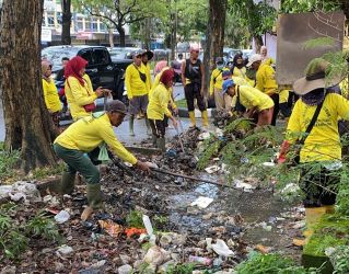 Drainase Jalan Arifin Ahmad Dikeruk, Muflihun : Banyak Sampah Penyebab Banjir