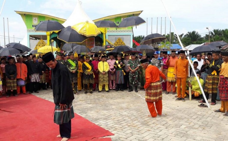 Bupati HM Harris Hadiri Balimau Kasai Potang Mogang di Langgam