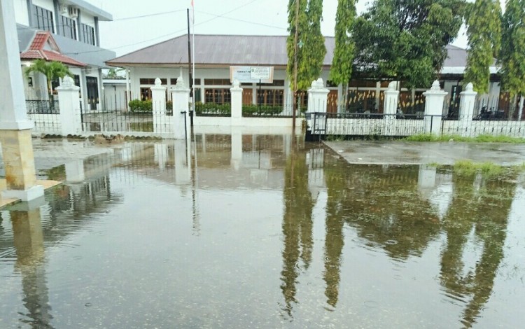 Gedung Baru Bawaslu Riau Tergenang Air Hampir Setinggi Lutut