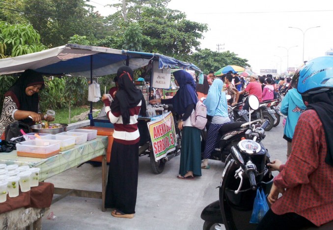 Pasar Ramadan di Depan Kampus UR Jadi Tempat Favorit Warga Panam Berburu Takjil