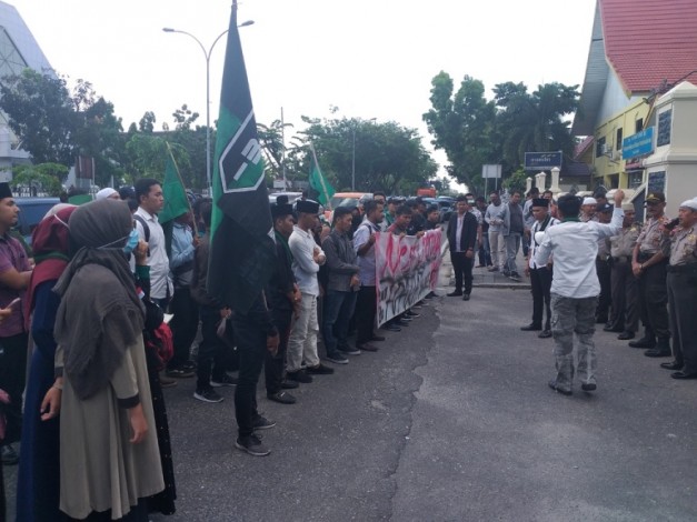 Demo HMI Pekanbaru di Depan Mapolda Riau, Jalan Sudirman Macet