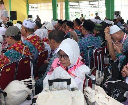 Suasana Haru dan Isak Tangis Iringi Keberangkatan Kloter Pertama JCH Riau
