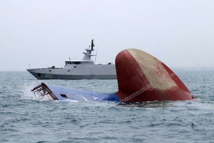 Dihempas Gelombang Besar, Kapal Muatan Pangan Tenggelam di Kepri