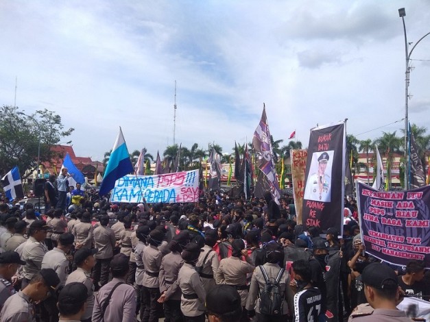 Dinilai Tak Mampu Selamatkan PSPS, Suporter Minta Gubernur Syamsuar Pulang ke Siak