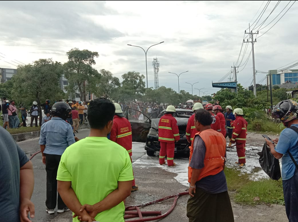 Ada Mobil Avanza Terbakar, Jalan Soekarno Hatta Pekanbaru Macet