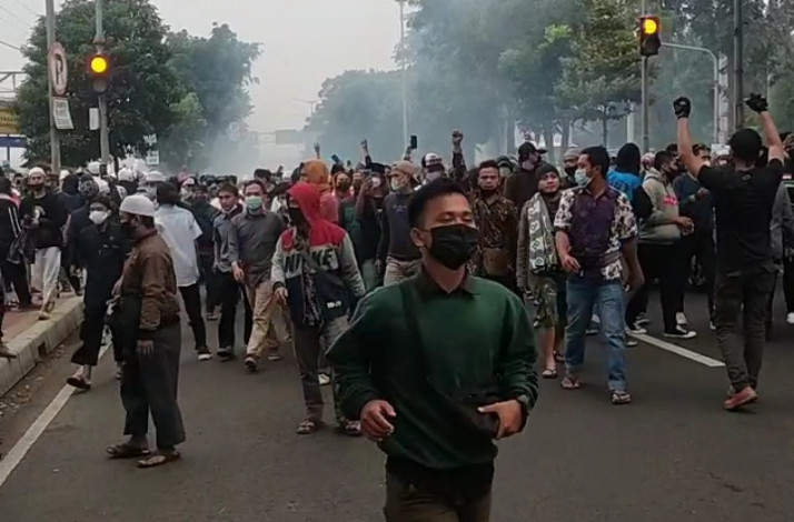 Massa Diduga Pendukung Rizieq Shihab Serang Polisi dengan Batu, Sidang Tetap Dilanjutkan