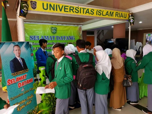 Siswa SMA di Padang Ramai-ramai Cari Informasi tentang UIR