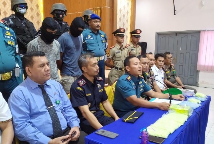 TNI AL Dumai Tangkap Dua Penyelundup 1 Kg Shabu dan Ribuan Butir Ekstasi
