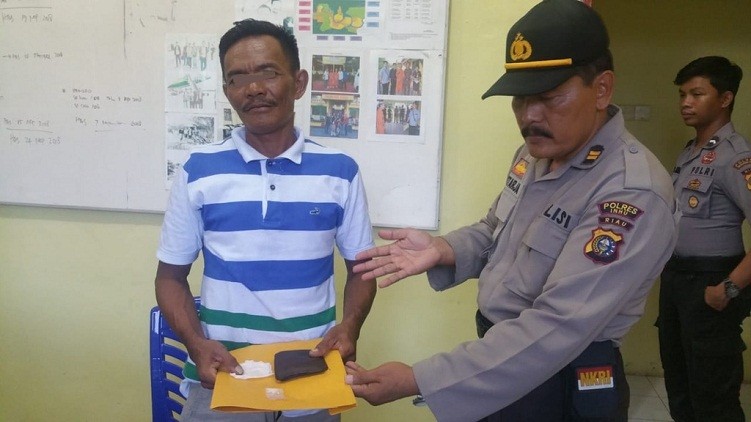 Oknum Kades di Inhu Ketahuan Bawa Sabu-sabu Saat Membuka Dompet di Depan Polisi