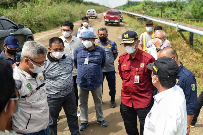 Gubernur Riau Tinjau Ruas Jalan Provinsi di Siak yang Rusak
