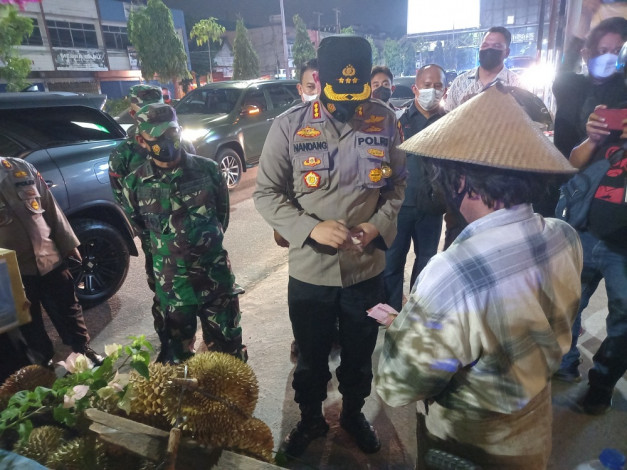 Pedagang Durian di Pekanbaru Kaget Dagangannya Diborong Kapolresta