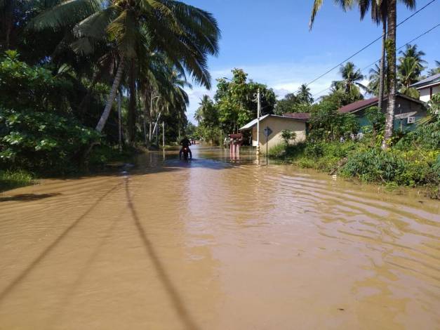 Air Sungai Batang Labuh Meluap, Ratusan Warga Rohul Terdampak Banjir