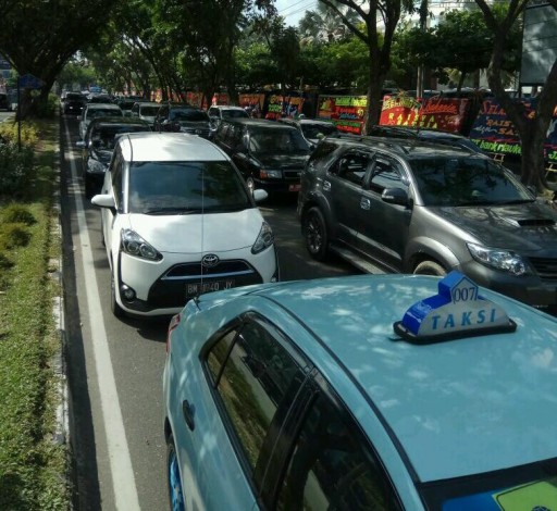 Macet Panjang Jalan Sudirman, Jarak 2 KM Ditempuh 30 Menit