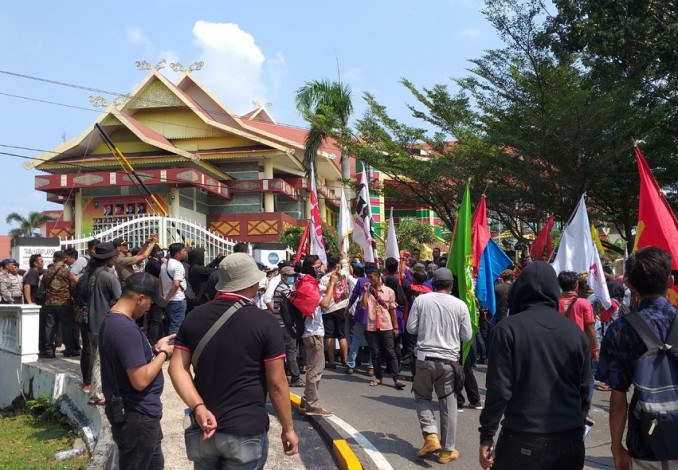 Dijanjikan Aspirasi akan Ditindaklanjuti, Massa FPR Riau Bubar