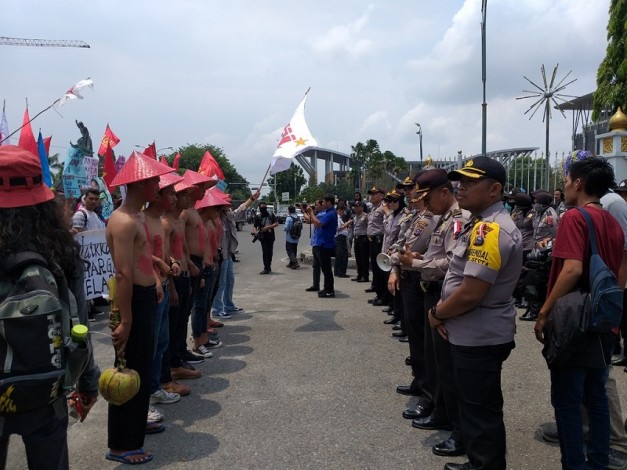 Datangi Kantor Gubernur Demonstran Sampaikan Kesengsaraan Petani