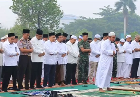 Pemprov Riau Gelar Salat Istiska, Jemaah Berdoa Sampai Meneteskan Air Mata