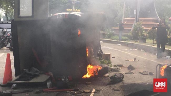 Demo Berujung Ricuh di Sumut, Mahasiswa Bakar Mobil Polisi
