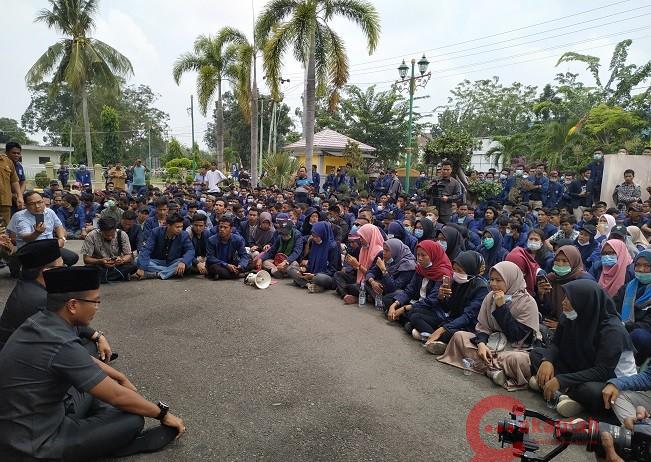 Ratusan Mahasiswa di Bengkalis Demo DPRD, Sempat Bentrok dengan Aparat