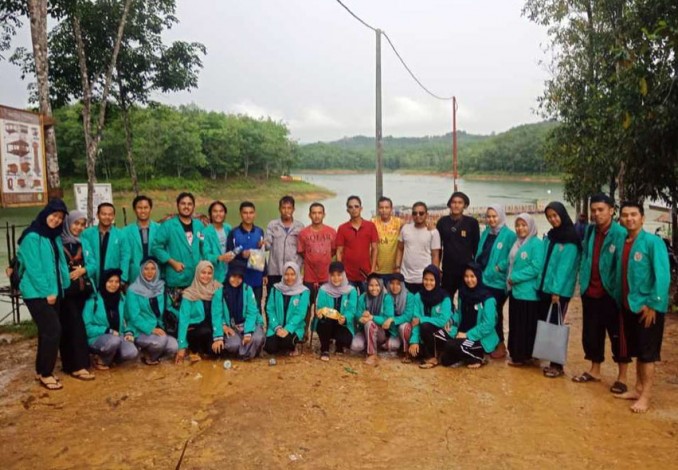 Mahasiswa PBL STIKes Hang Tuah Pekanbaru Bersihkan Danau PLTA Koto Panjang