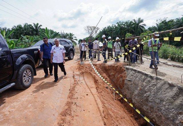 Turun dari Mobil saat Temukan Jalan Rusak di Kampar, Gubri: Tolong segera Selesaikan
